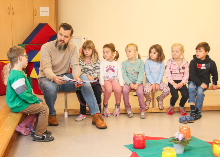 Gebannt lauschten heute die Kinder des Evangelischen Ichthys Familienzentrum Bielefeld der Geschichte ‚Weihnachten in Bullerbü‘, die von AOK-Leiter Kundenberatung PhDr. Boris Brandes anlässlich des 22. ‚Bundesweiten Vorlesetages‘ vorgelesen wurde. Foto: AOK/hfr.