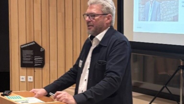 Bürgermeister Peter Heepmann spricht Begrüßungsworte. Foto: Klimaerlebniswelt Oerlinghausen