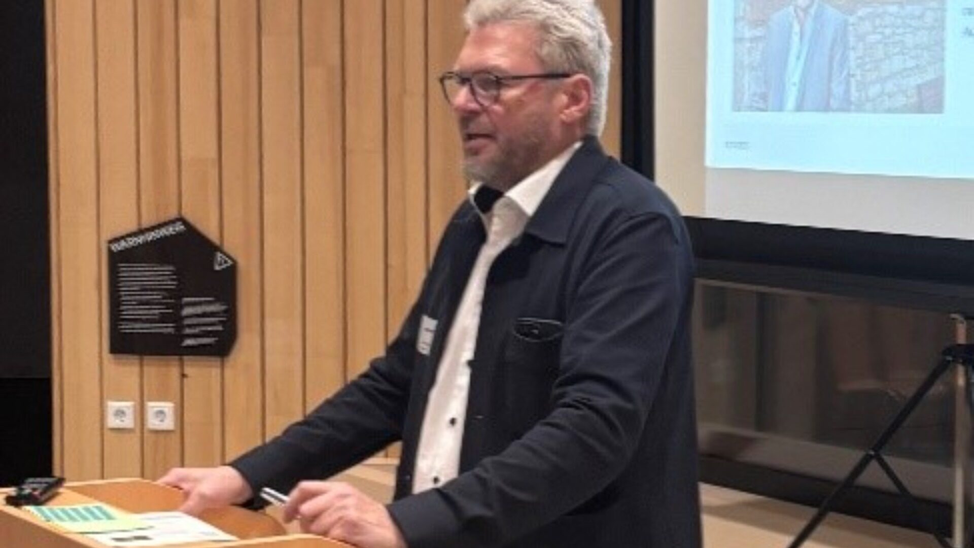 Bürgermeister Peter Heepmann spricht Begrüßungsworte. Foto: Klimaerlebniswelt Oerlinghausen