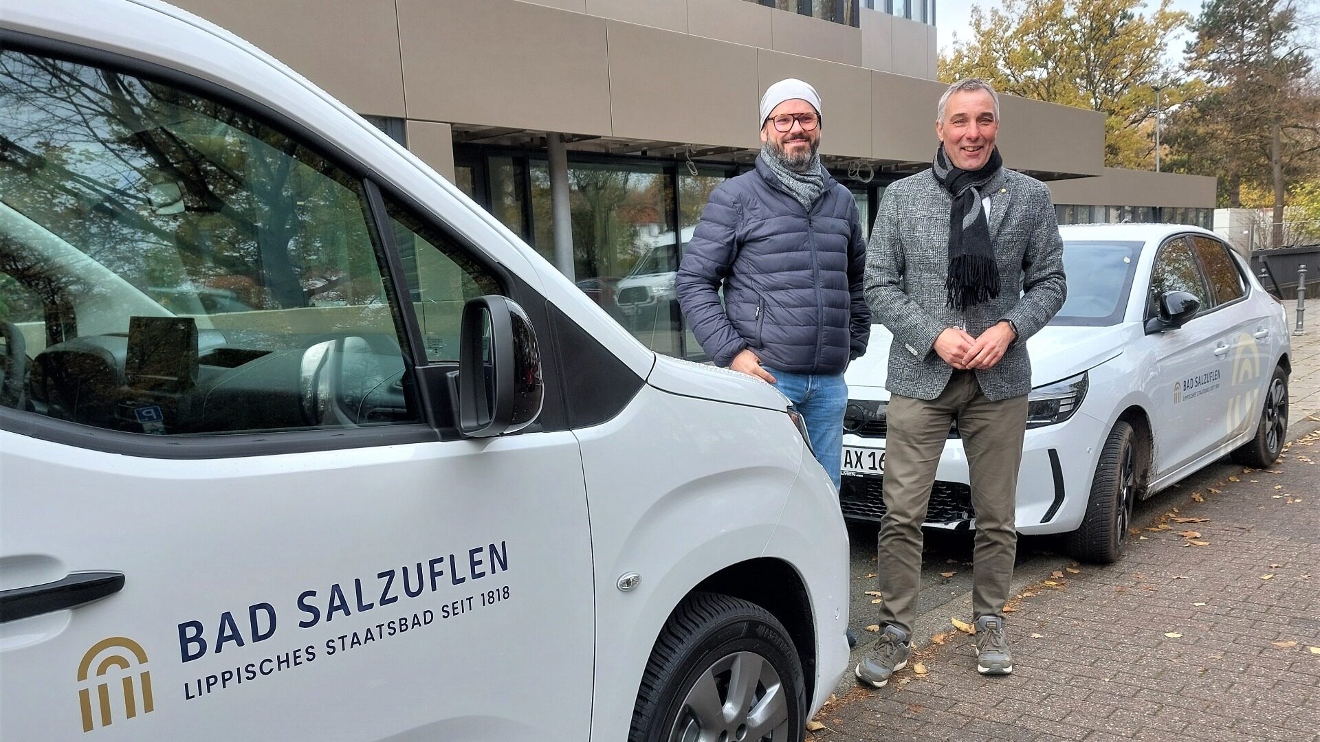 Weithin sichtbar sind die neuen Dienstwagen der Stadtverwaltung Bad Salzuflen, die Bürgermeister Dirk Tolkemitt (rechts) und Fuhrparkmanager Frank Wilke-Frenzel (Stabsleitung Zentraler Service) vor dem Rathaus präsentieren. Foto: © Stadt Bad Salzuflen
