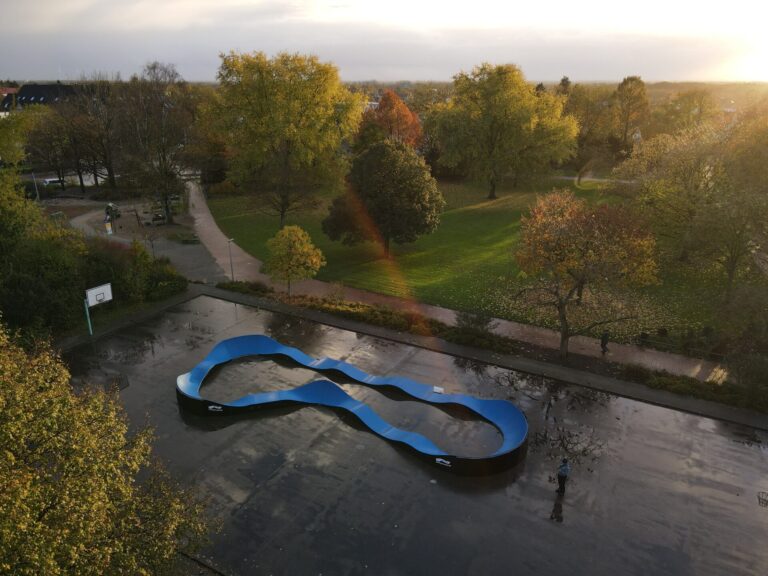 Der mobile Pumptrack steht den Winter über auf der Rollschuhbahn im Stadtpark Brackwede. Foto: Stadt Bielefeld