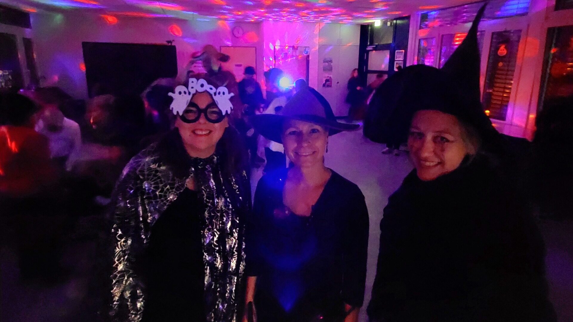 Die Tanzfläche war bei der Halloween-Disco der Heinz-Sielmann-Schule stets gut gefüllt. Auch die Lehrkräfte Friederike Schöneberg, Stefanie Krone und Ann-Kathrin Kessemeier (v.l.) feierten ausgelassen mit den Schülern. Foto: C. Landerbarthold
