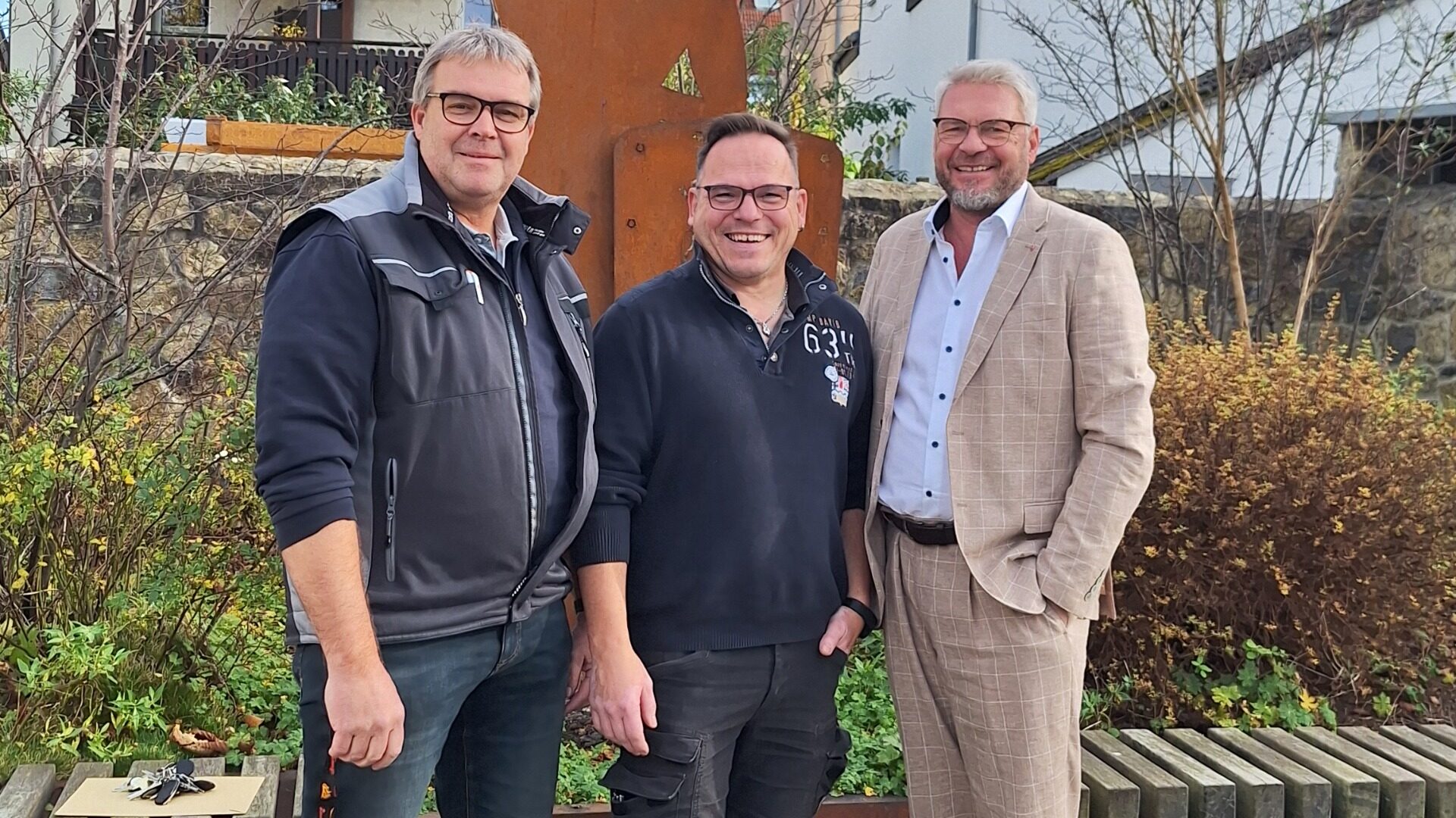 Ein Vierteljahrhundert im Dienst der Stadt Oerlinghausen: Jubilar Michael Munder (Mitte) mit Bauhofleiter Thomas Kronshage (links) und Bürgermeister Peter Heepmann (rechts). Foto: Privat