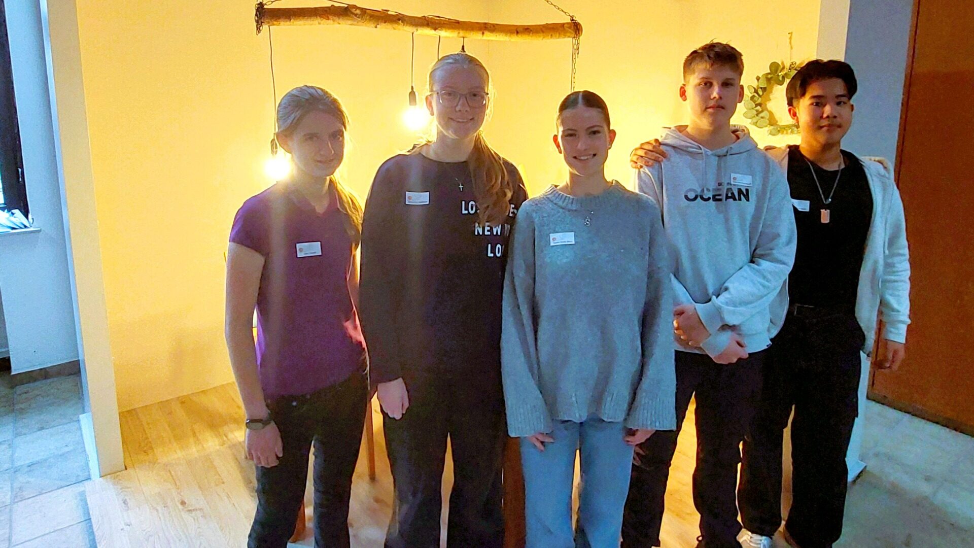 Die Sielmänner Lara, Samantha, Sophia, Felix und Jin (v.l.) aus der Jahrgangsstufe 9 haben am diesjährigen MINT-Camp in Paderborn teilgenommen und in verschiedenen Gewerken einen Raum eigenständig gebaut und gestaltet. Foto: Christian Landerbarthold