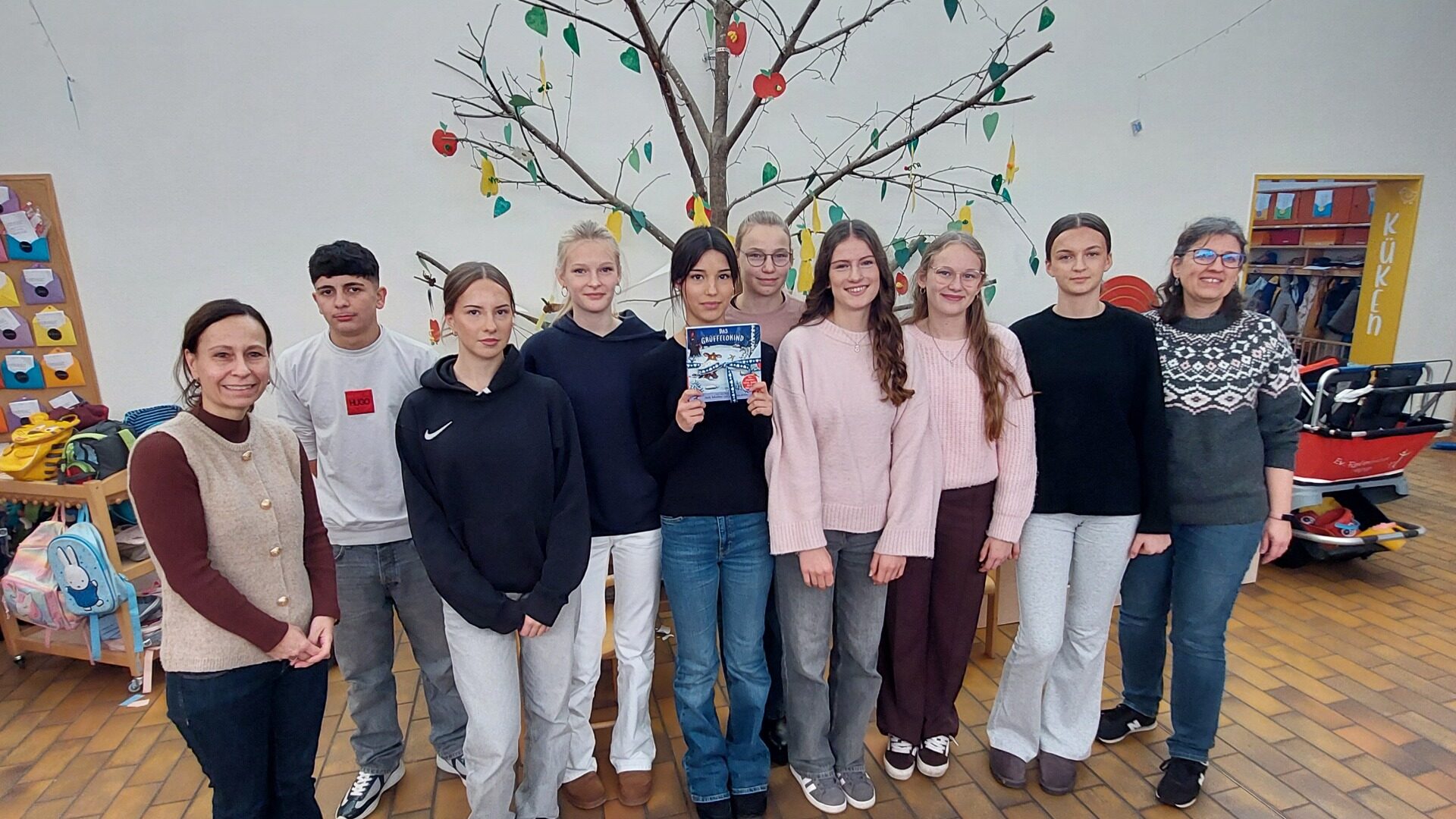 Schülerinnen und Schüler der neunten Jahrgangsstufe der Heinz-Sielmann-Schule sowie weitere Vorleser begeisterten die Kinder der ersten und zweiten Klasse des Grundschulverbundes mit spannenden und interessanten Büchervorstellungen. Fotos: Christian Landerbarthold und Grundschulverbund