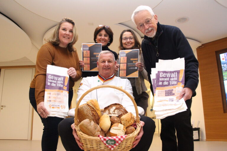 Mickel Biere von der Bäcker-Innung der Kreishandwerkerschaft Paderborn-Lippe (vorne mit Brötchenkorb), Gleichstellungsbeauftragte Nicole Krüger (von links nach rechts), Stefani Quentell (Soroptimist-Club Detmold), Christiane Nitschke (Soroptimist-Club Detmold-Lippische Rose) und Günter Kuhlemann (Dr. Ritter-Stiftung) setzen ein Zeichen gegen häusliche Gewalt. (Foto: Kreis Lippe)