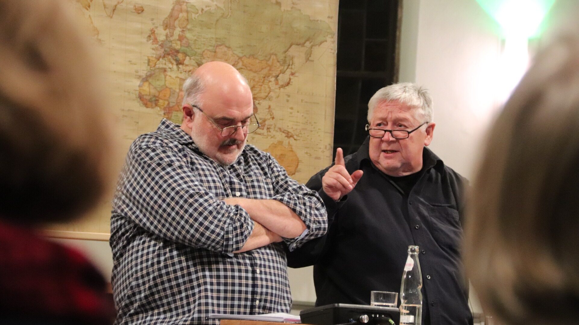 Als eingespieltes Team präsentierten sich Joachim H. Peters (links) und Jörg Czyborra mit ihrem dritten Kabarettprogramm vor 200 Besuchern in Leopoldshöhe. Foto: kd