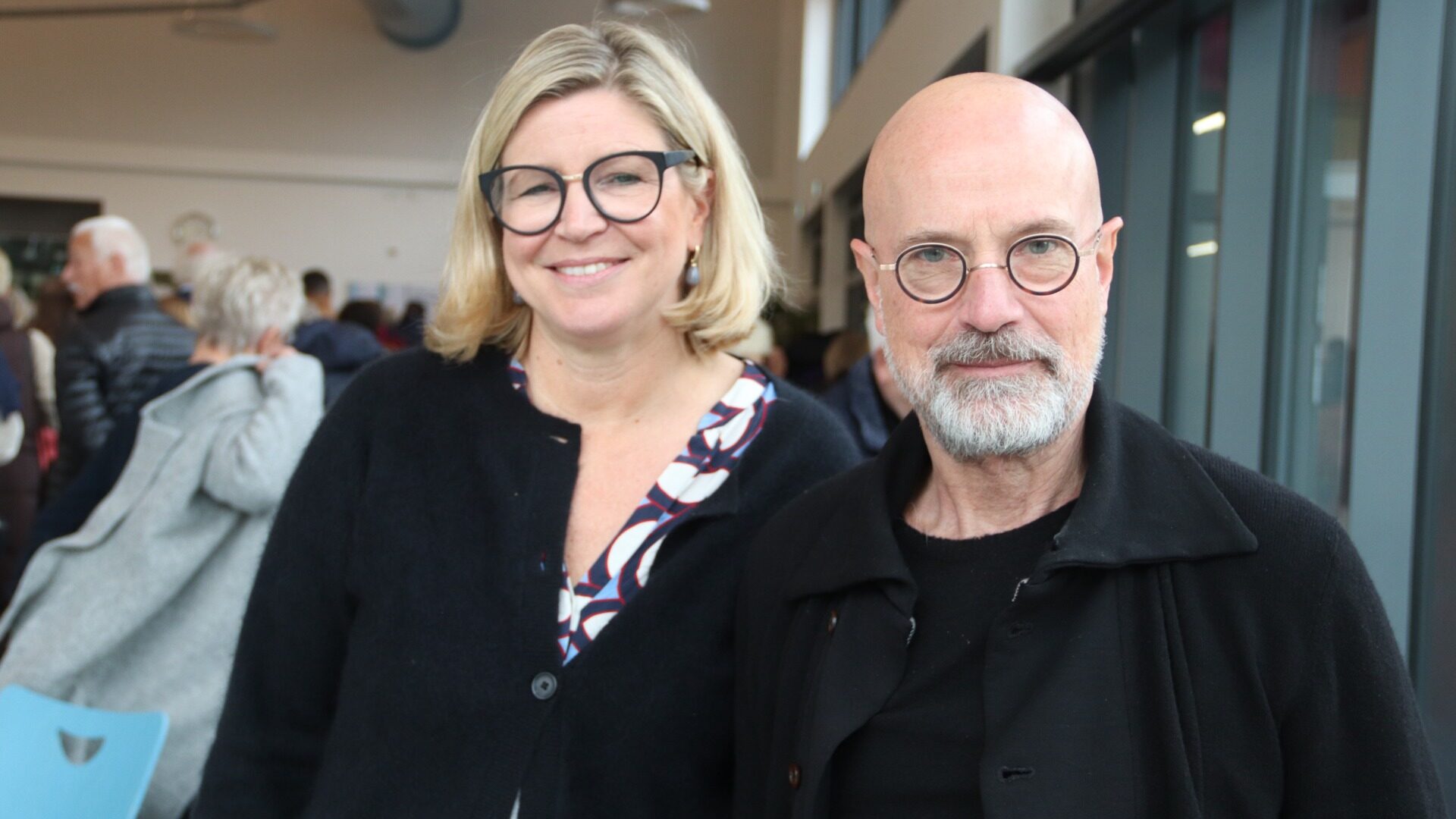 Das regnerische Wetter sei genau richtig für eine Lesung, meinte Cerrin Wehrmann-Ristau, als sie Christian Berkel in der Heinz-Sielmann-Schule begrüßte. Fotos: kd