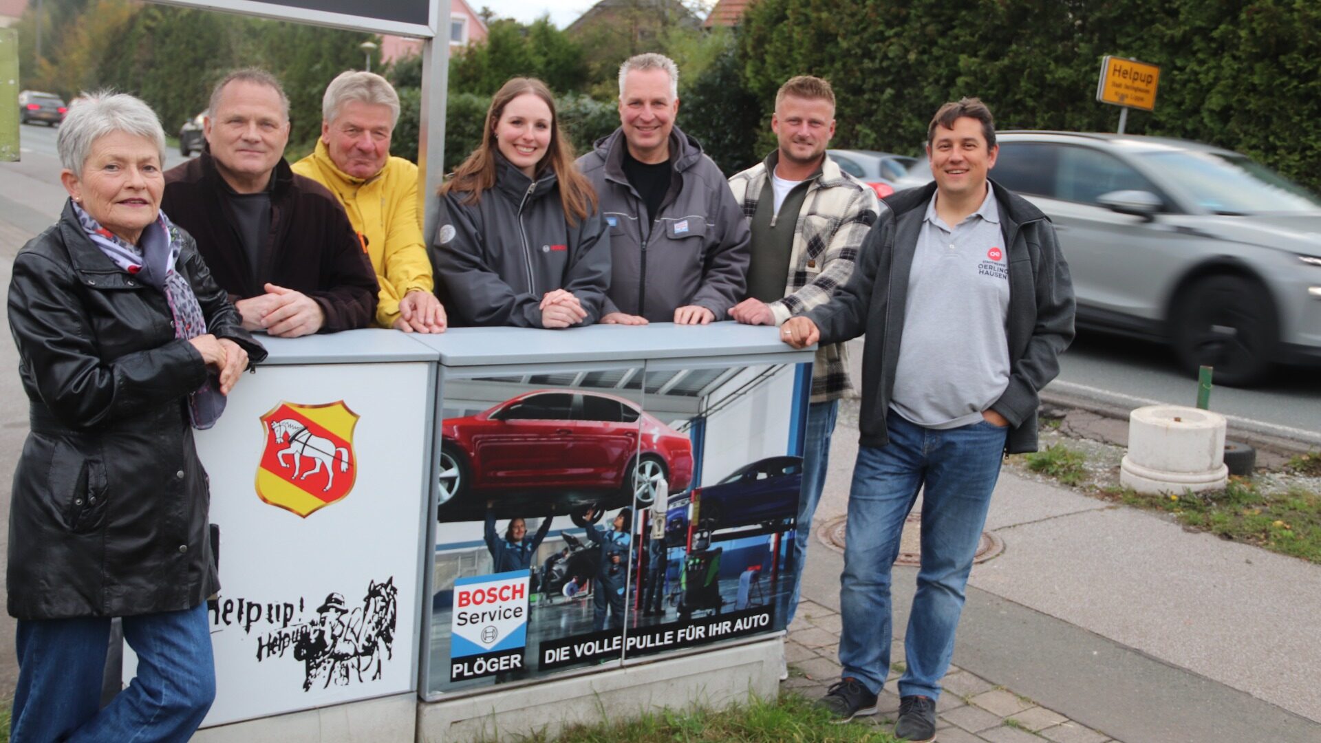 Auch der letzte Stromverteilerkasten in Helpup wirkt jetzt freundlicher. (v.l.): Annette Knörrich, Herbert Bickhoff, Walter Knörrich, Celine Plöger, Detlev Plöger, Kamil Gorny (VVV) und Michael Makosch (Stadtwerke). Foto: kd