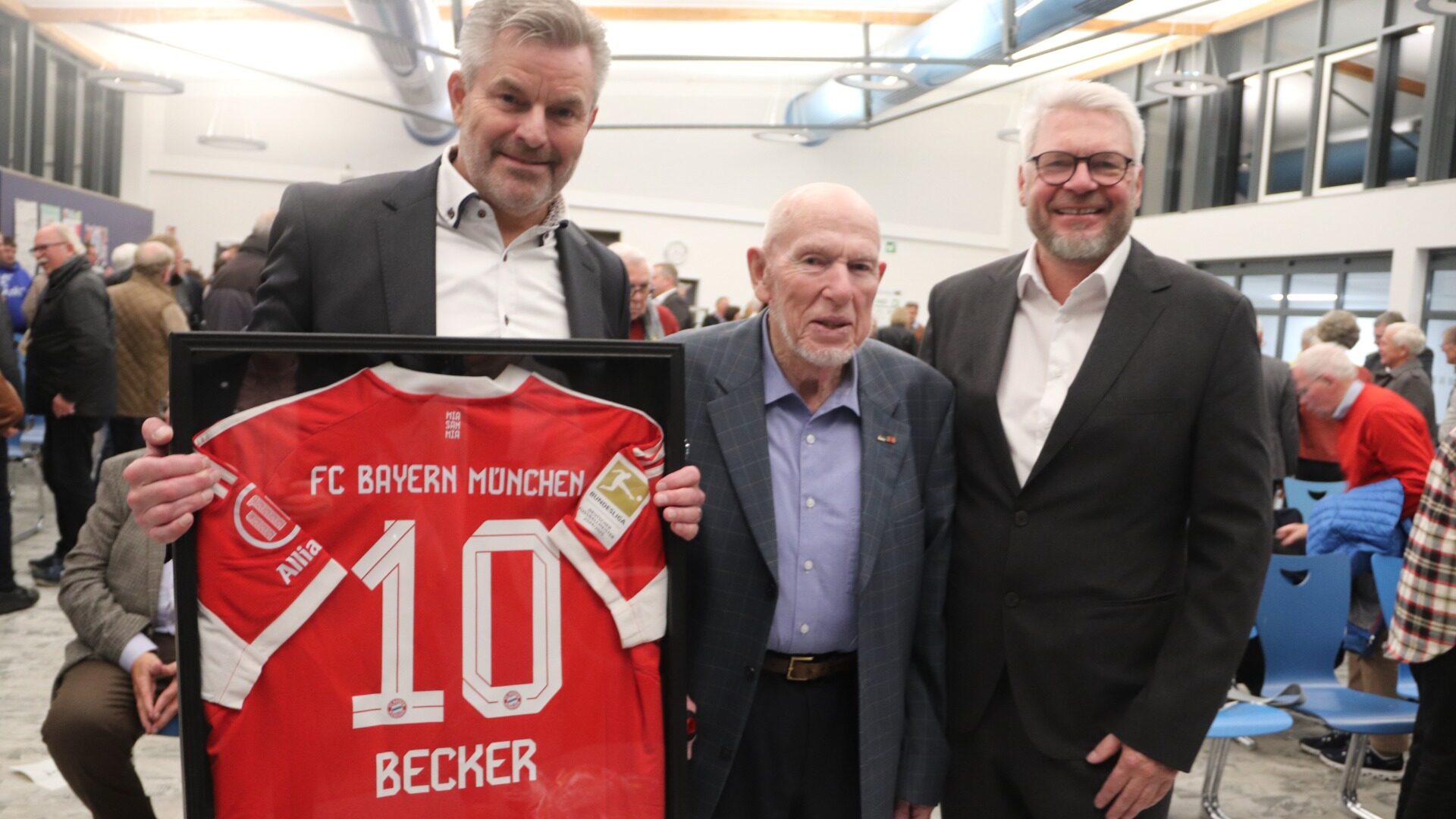 Von der CDU erhielt Bayern-Fan Dirk Becker (links) zum Abschied ein rotes Vereinstrikot. Der frühere Bürgermeister Horst Steinkühler (Mitte) hat ihn vielfach unterstützt. Amtsnachfolger Peter Heepmann ist bewusst, dass die nächsten Aufgaben nicht leicht sein werden. Foto: kd