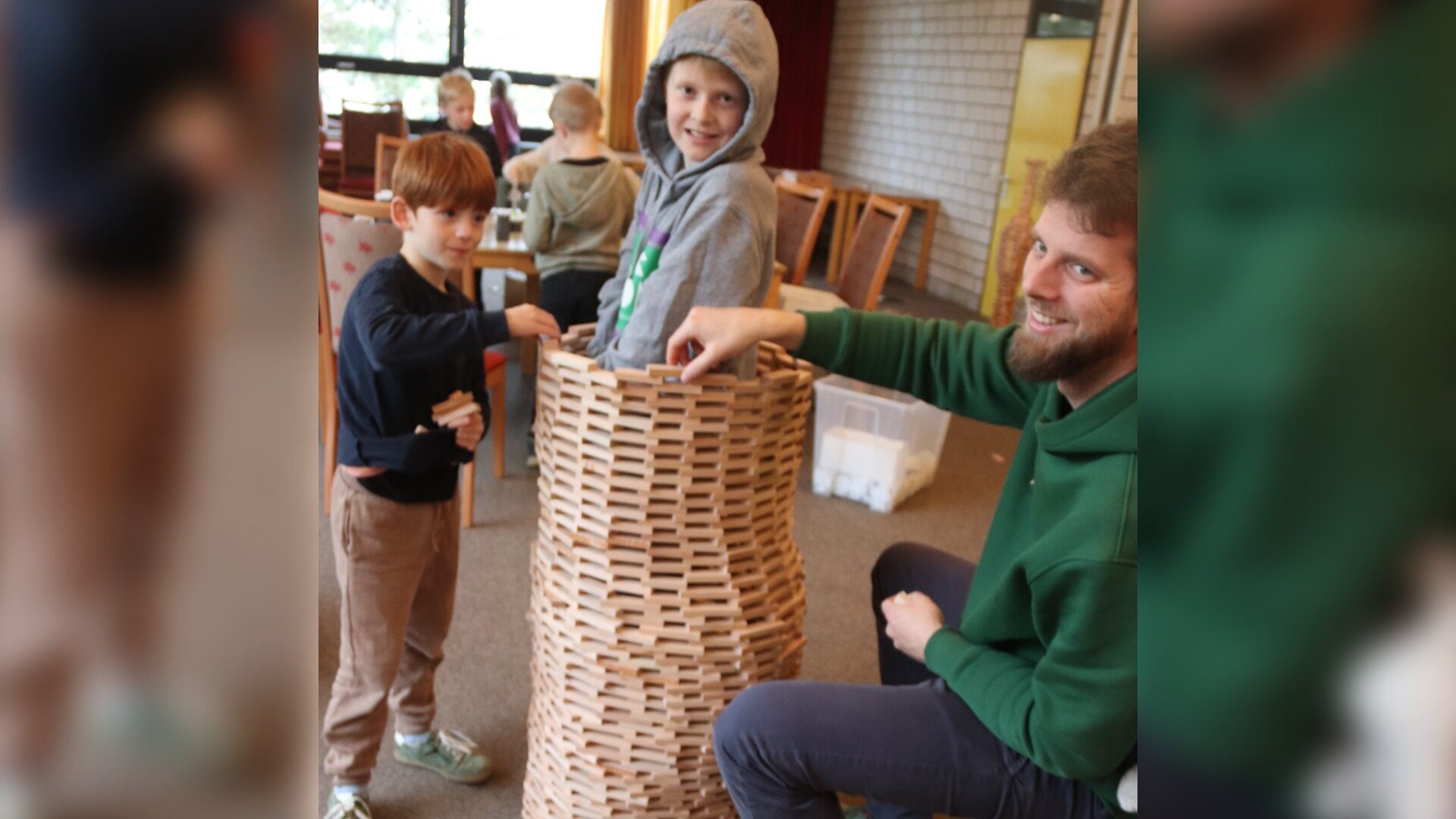 Der siebenjährige Lou und der CVJM-Vorsitzende Lukas Baumgarth sind dabei, Henry mit 1.500 Steinen „einzumauern“. Foto: kd