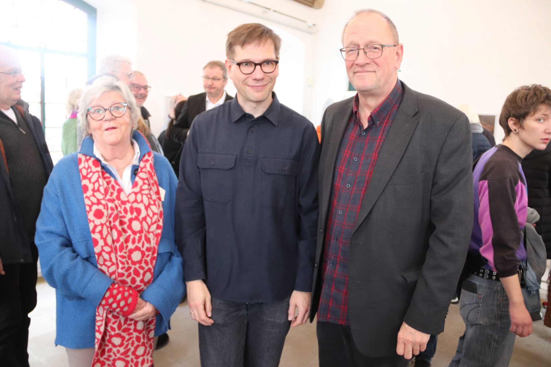 Im Namen des Kunstvereins begrüßten die Vorsitzende Isolde Müller-Borchert und Prof. Dr. Andreas Beaugrand (rechts) den Fotografen und Hochschullehrer Adrian Sauer in Oerlinghausen.  Foto: kd