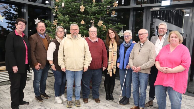 (v.l.) Marlies Peters, Sven Heitländer, Ute Plass, Frank Haarmann, Reinhard Wollny, Christine Gaebel-Stodiek, Petra Seibold, Hans-Josef Hünerbein, Bürgermeister Peter Heepmann und Daniela Riebisch. Foto: K. Dinter