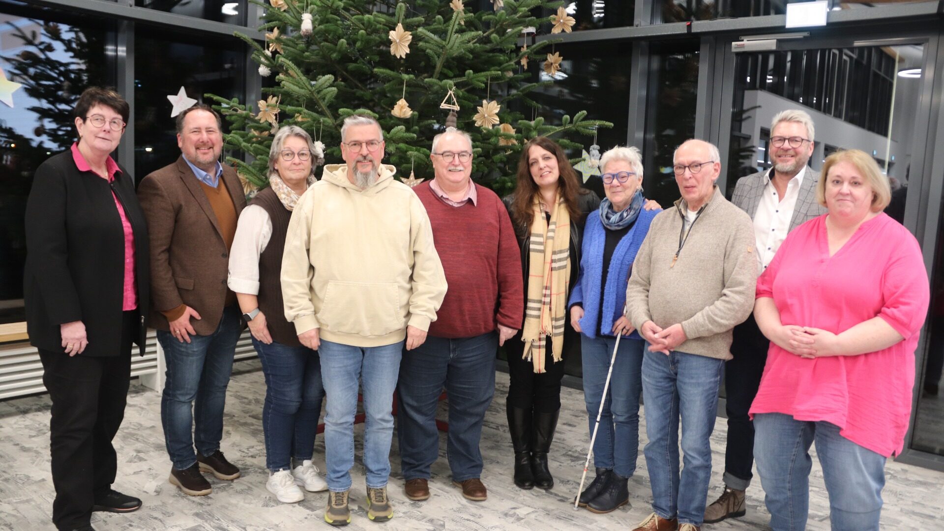 (v.l.) Marlies Peters, Sven Heitländer, Ute Plass, Frank Haarmann, Reinhard Wollny, Christine Gaebel-Stodiek, Petra Seibold, Hans-Josef Hünerbein, Bürgermeister Peter Heepmann und Daniela Riebisch. Foto: K. Dinter