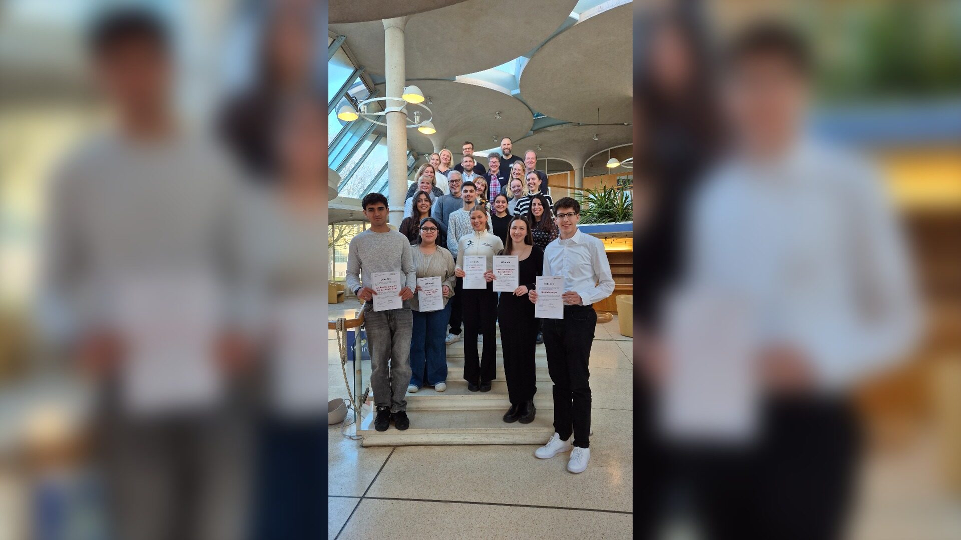 Die Stiftung „Ohne Fleiß kein Preis“ hat in diesem Jahr erstmalig drei Hauptpreise vergeben an die Schülervertretungen des Schulzentrums Lohfeld, an Antonia Blome vom Rudolph-Brandes-Gymnasium (vorne Mitte) und an Nils Göckemeyer von der Realschule Aspe (vorne rechts). Foto: Christina-Carolin Rempe/ Stiftung Standortsicherung