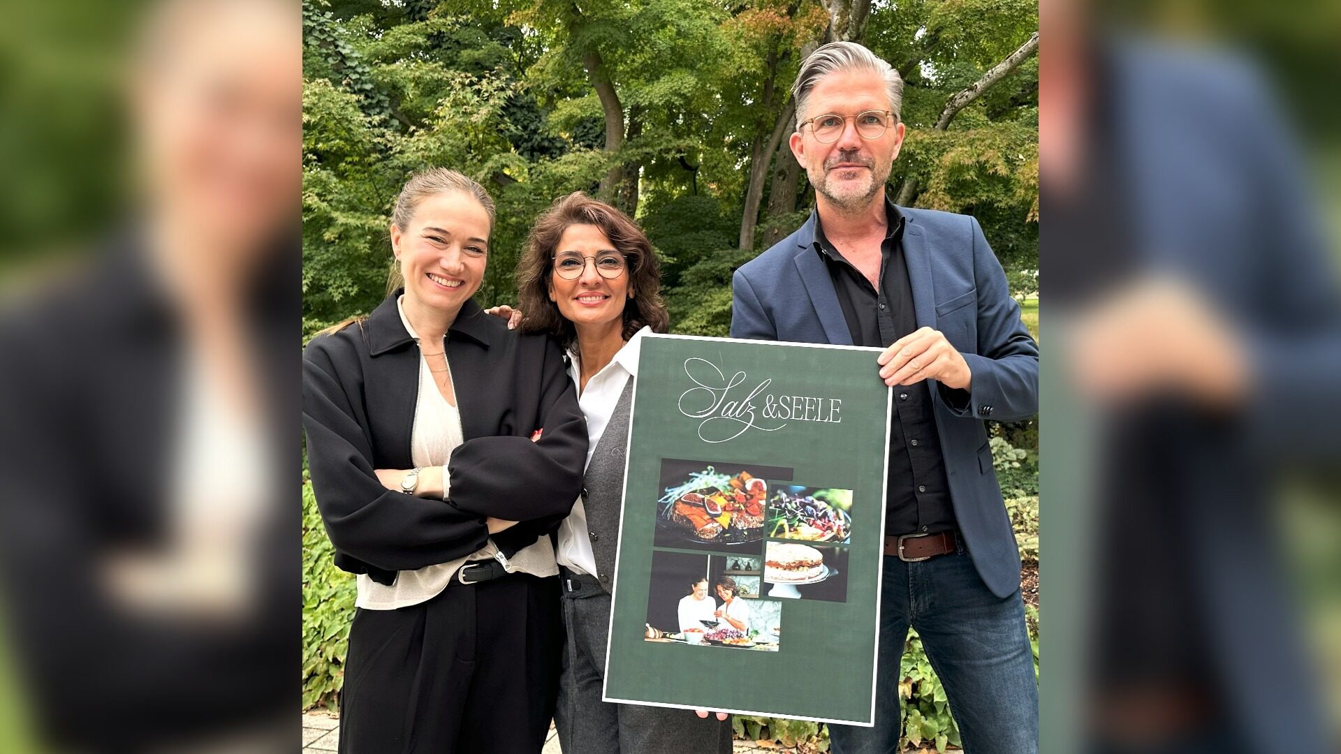 Neues Cafè "Salz & Seele" in der Wandelhalle: Verena Ansari und Atefeh Farhangrosta mit Ralf Hammacher, Stadt Bad Salzuflen. Foto: Stadt Bad Salzuflen