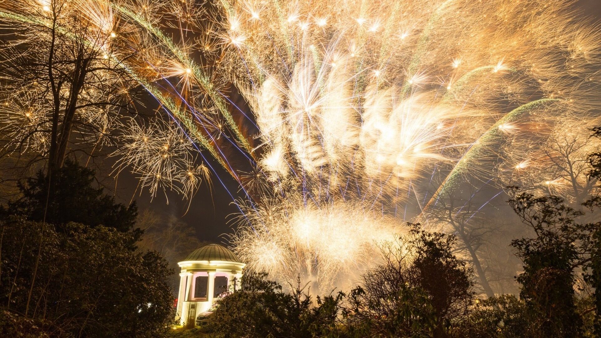 Die Stadt Bad Salzuflen lädt zum großen Silvester Open-Air in den Kurpark, wo das neue Jahr mit einem visuell-spektakulären Höhenfeuerwerk wie im vergangenen Jahr eingeläutet wird. Foto: © Stadt Bad Salzuflen, C. Schwier