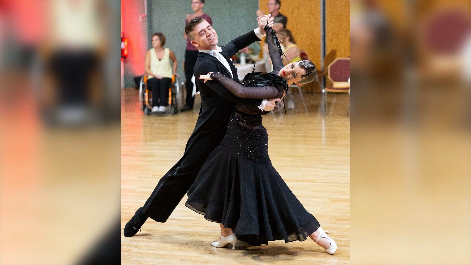 Antonia mit ihrem Tanzpartner Lukas auf einem Turnier. Foto: Privat