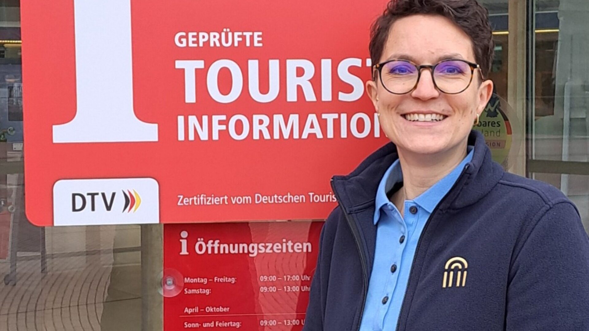 Annemarie Teichgräber, Leiterin der Tourist-Information der Stadt Bad Salzuflen, nahm das anerkannte Qualitätssiegel „i-Marke“ des Deutschen Tourismusverbandes entgegen. Foto: © Stadt Bad Salzuflen