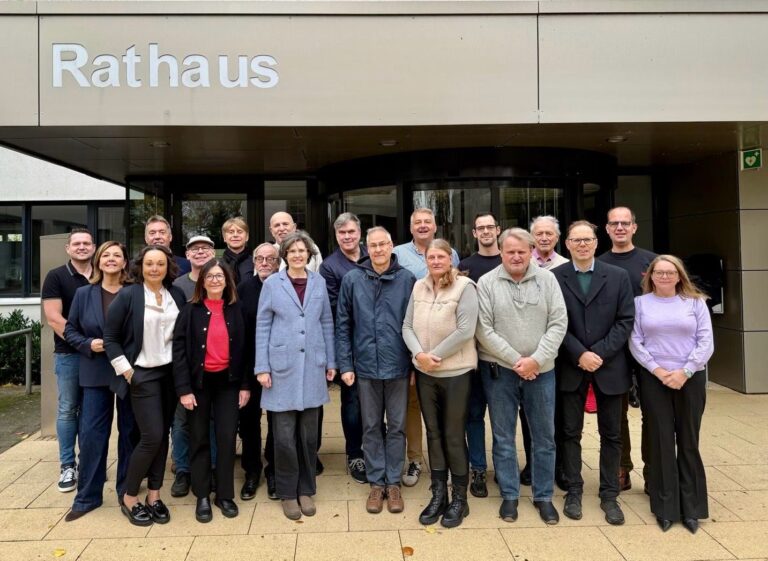 Dr. Betge, hintere Reihe 5. von rechts und seine neuen BfL Fraktion, bestehend aus den gewählten ehemaligen Ratsmitgliedern der PUB und Sachkundigen Bürgern. Foto: BfL