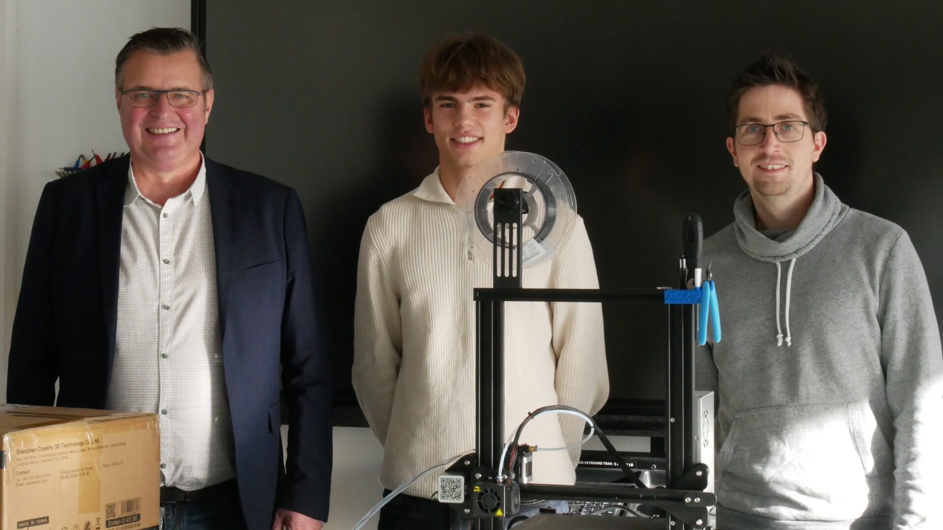 Freuen sich gemeinsam über den Gewinn: (v.l.) Thomas Mahlmann (zdi-Zentrum Lippe.MINT), Gewinner Felix Balzer und Marius Durstewitz (Fachlehrer am Niklas-Luhmann-Gymnasium). Foto: Lippe Bildung