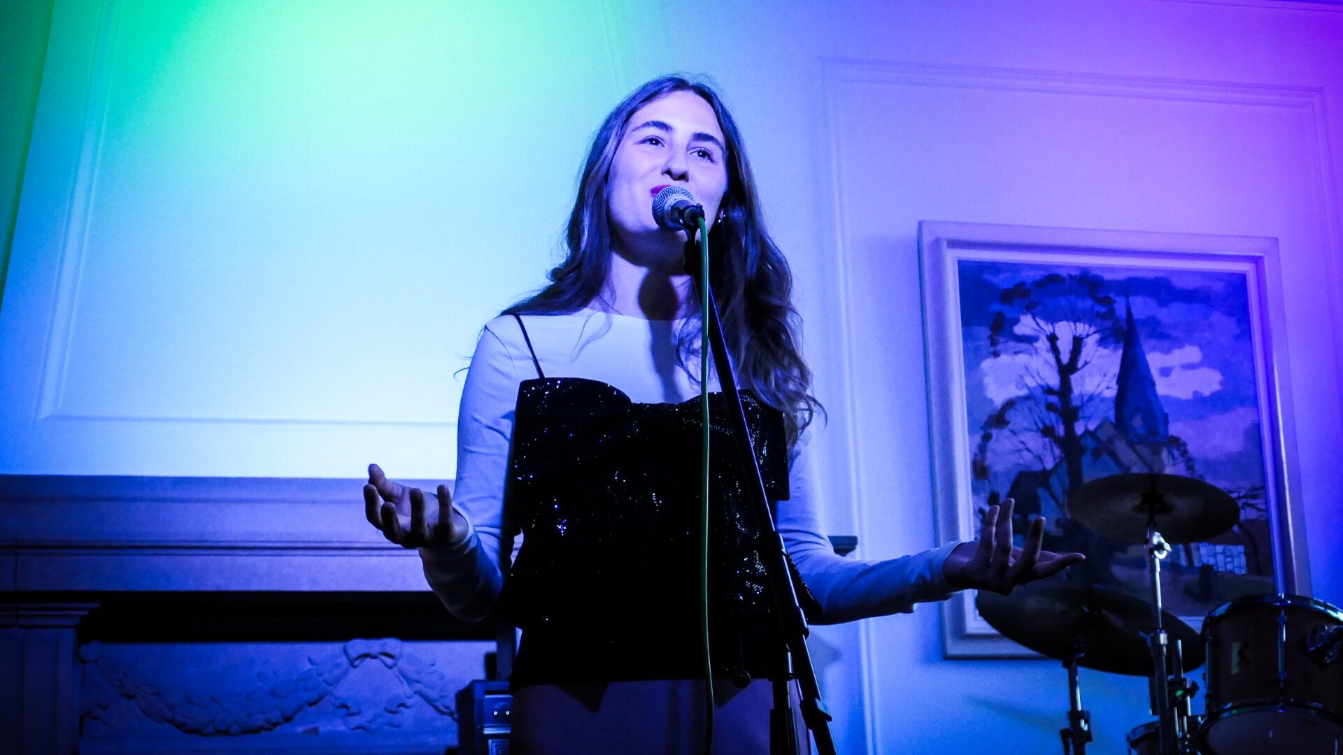 Ivi Siskas singt „Happy Xmas“. Foto: Musikschule Bad Salzuflen 