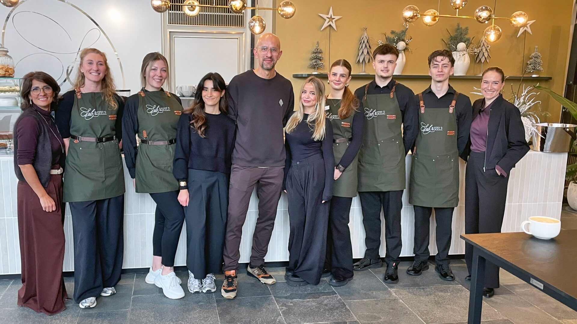 Atefeh Farhangrosta (links) und Betriebsleiterin Verena Ansari (rechts) begrüßen zusammen mit ihrem Team des neuen Cafés ihre Gäste. Fotos: Reiner Toppmöller