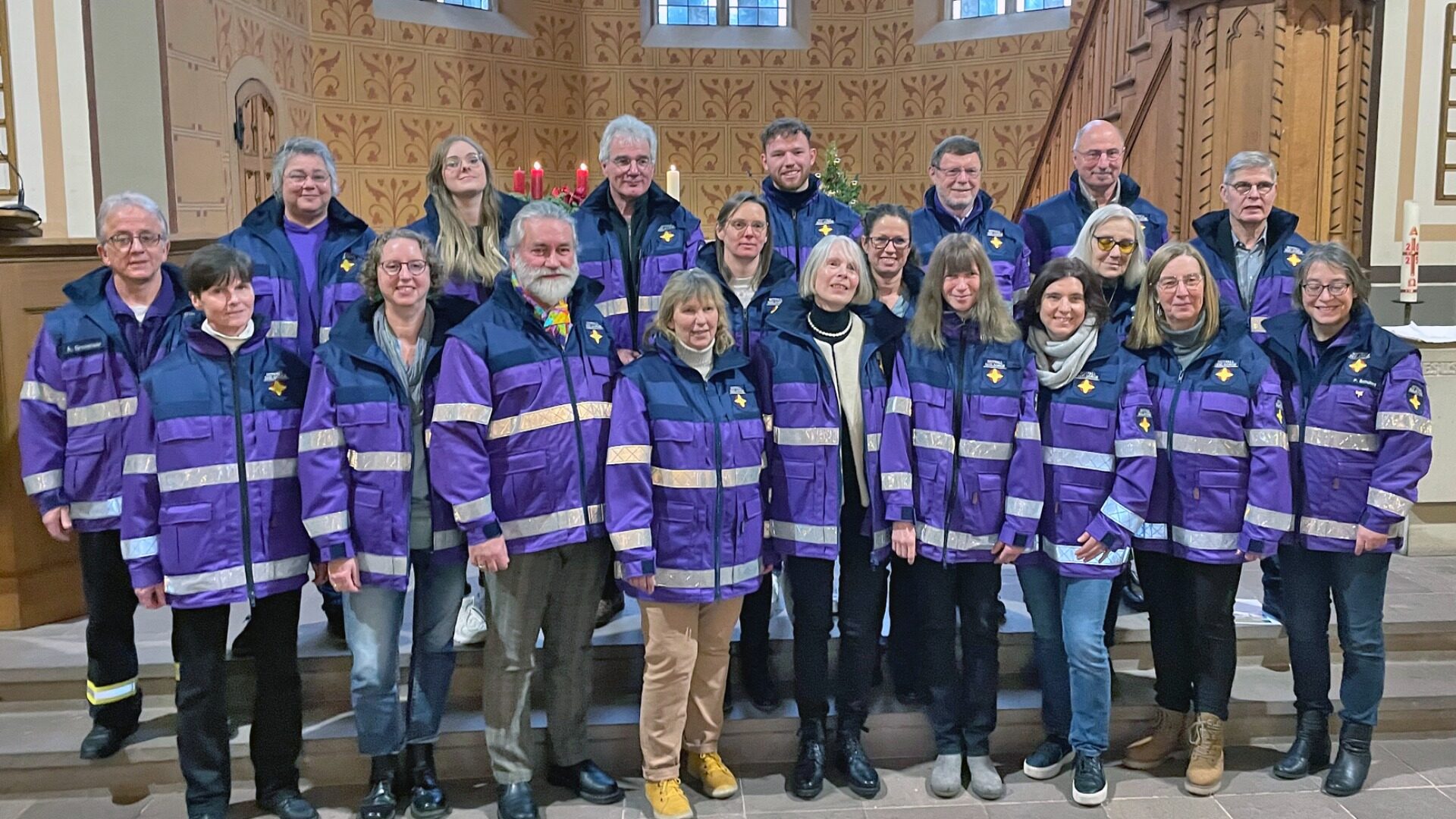 Pfarrer Andreas Gronemeier (links) zusammen mit den diesjährigen Seminarteilnehmern nach der Einsegnung in der Kililanskirche. Fotos: Reiner Toppmöller