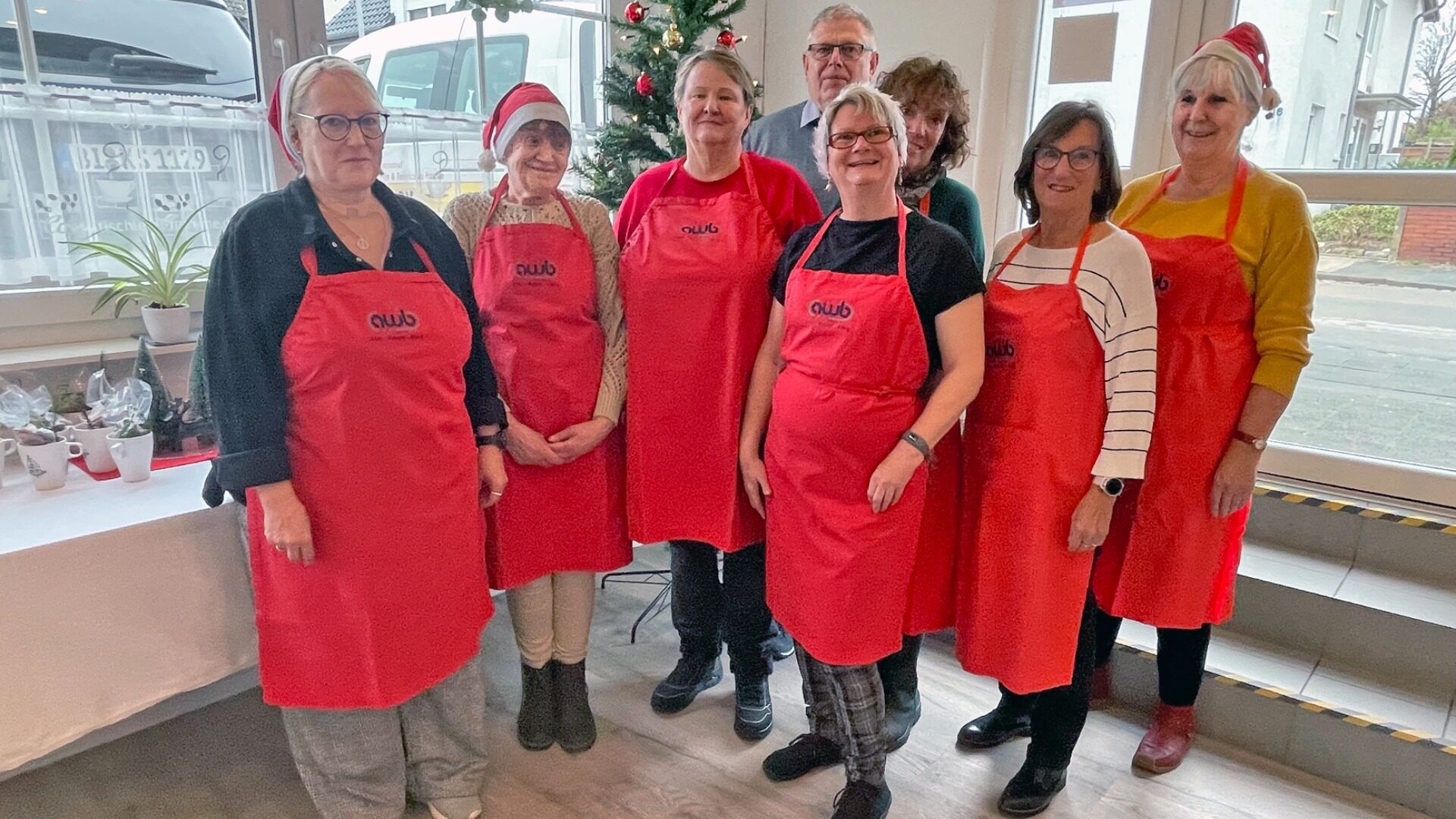 Ehrenamtliche Helfer des awb beim weihnachtlichen Mittagstisch. Von links: Roselind Beineke, Betina Osterhaus, Cordula Grote, Ulrich Steinmetz, Martina Waning, Ruth Güse, Marina Meier und Angelika Finder. Foto: Reiner Toppmöller