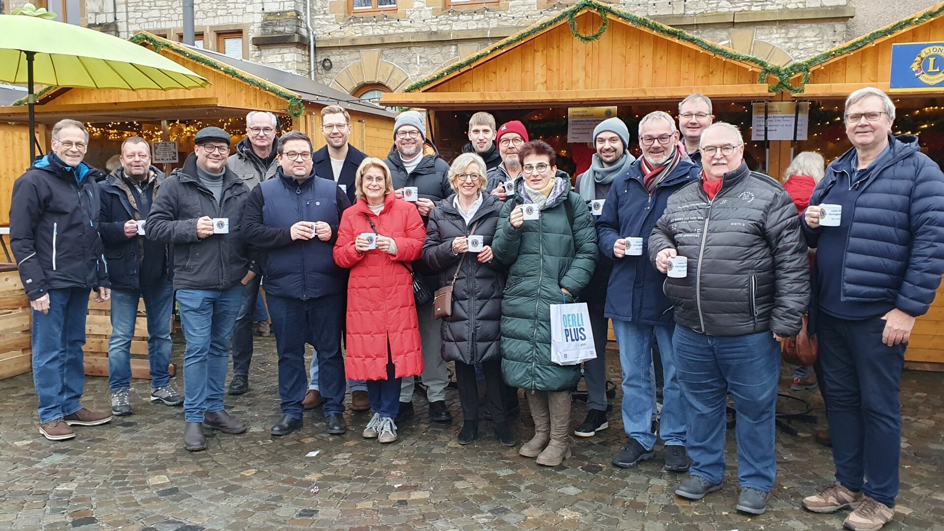 Die Gruppe auf dem BergStadtAdvent während des Rundgangs auf dem Rathausplatz. Foto: Verkehrs- und Verschönerungs-Verein Oerlinghausen