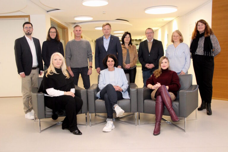 Wollen, dass alle Kinder in Lippe gut aufwachsen (von links, hintere Reihe): Dr. Jan Henrik Schröder (Statistikstelle), Dr. Claudia Böhm-Kasper (Bildungsmonitoring), Olaf Kupsch (Gemeinde Augustdorf), Bürgermeister Dr. Andreas Wulf (Gemeinde Augustdorf), Andrea Batzer (Gemeinde Kalletal), Bürgermeister Mario Hecker (Gemeinde Kalletal), Britta Grebe (Teamleitung Familienfreundlicher Kreis), Anke Hütte (Stadt Bad Salzuflen), vordere Reihe: Margit Monika Hahn (Koordinierungsstelle Kommunale Präventionsketten), Ulrike Glathe (Fachbereichsleitung Jugend und Familie) und Janine Matthes (Jugendhilfeplanung) von der Steuerungsgruppe. Foto: Kreis Lippe