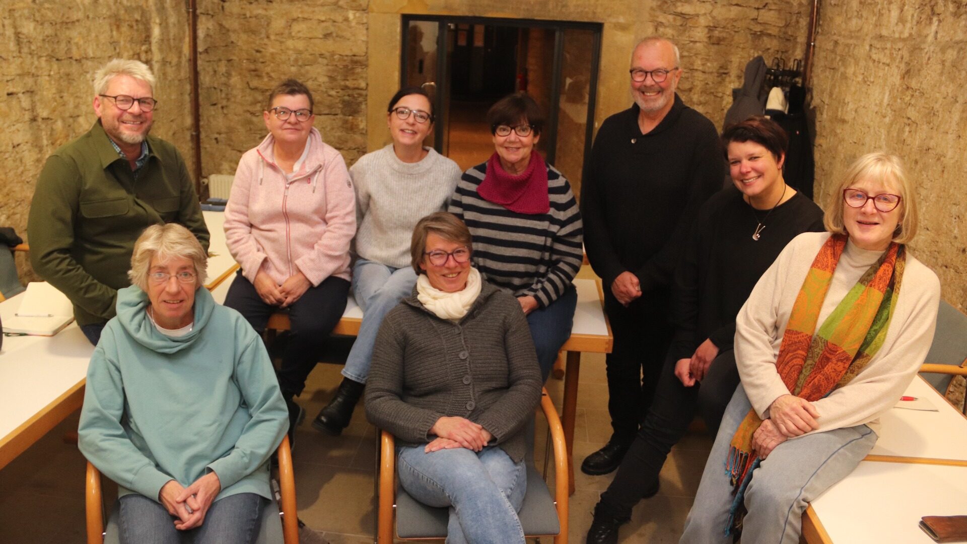 Bürgermeister Peter Heepmann (hinten links) wird die Arbeit der Gruppe begleiten. (Vorne, v.l..): Angela Paporovic und Sandra Neuber-Richeton, (dahinter, v.l.) Karin Held, Kirsten Werner, Brigitte Heine, Peter Jong, Jenny Czychun und Elke Harms.  Foto: kd