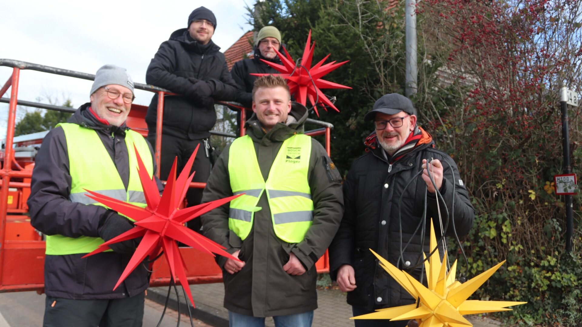 Ehrenamtlich im Einsatz waren (hinten): Daniel Reineke und Matthias Fortkord, (vorn, v.l.) Bernd Rößer, Kamil Gorny und Andreas Berkemann. Foto: kd