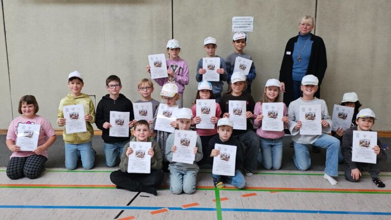 OGS-Leiterin Gabriele Pietsch-Hodeck überreichte den 17 Mädchen und Jungen die Urkunden. Foto: Privat
