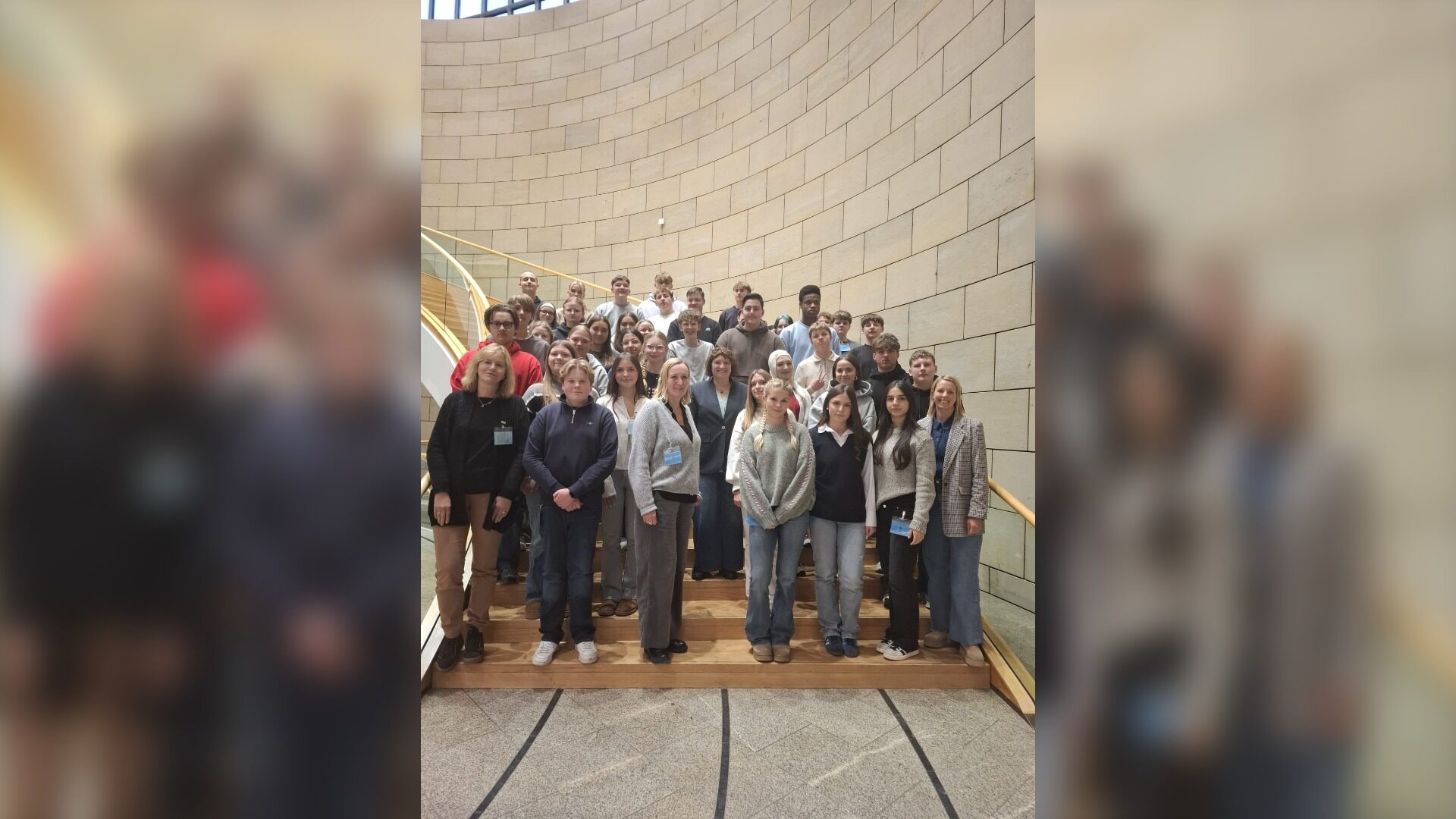 Zu einem Besuch im Landtag gehört immer ein Foto auf der großen Landtagstreppe. Die Zehntklässler der Heinz-Sielmann-Schule bedankten sich bei Ellen Stock (Bildmitte) für einen spannenden Einblick in die parlamentarische Arbeit und den damit verbundenen Austausch. Foto HSS