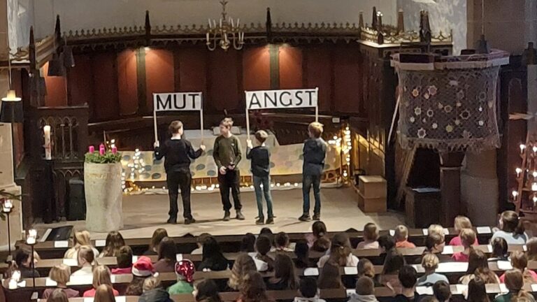 Angst und Mut standen im Mittelpunkt der diesjährigen Weihnachtsfeier der Heinz-Sielmann-Schule. Das Thema wurde emotional von den Sielmännern der DG-, Religions- und Philosophie-Kurse in Szene gesetzt. Fotos: Christian Landerbarthold