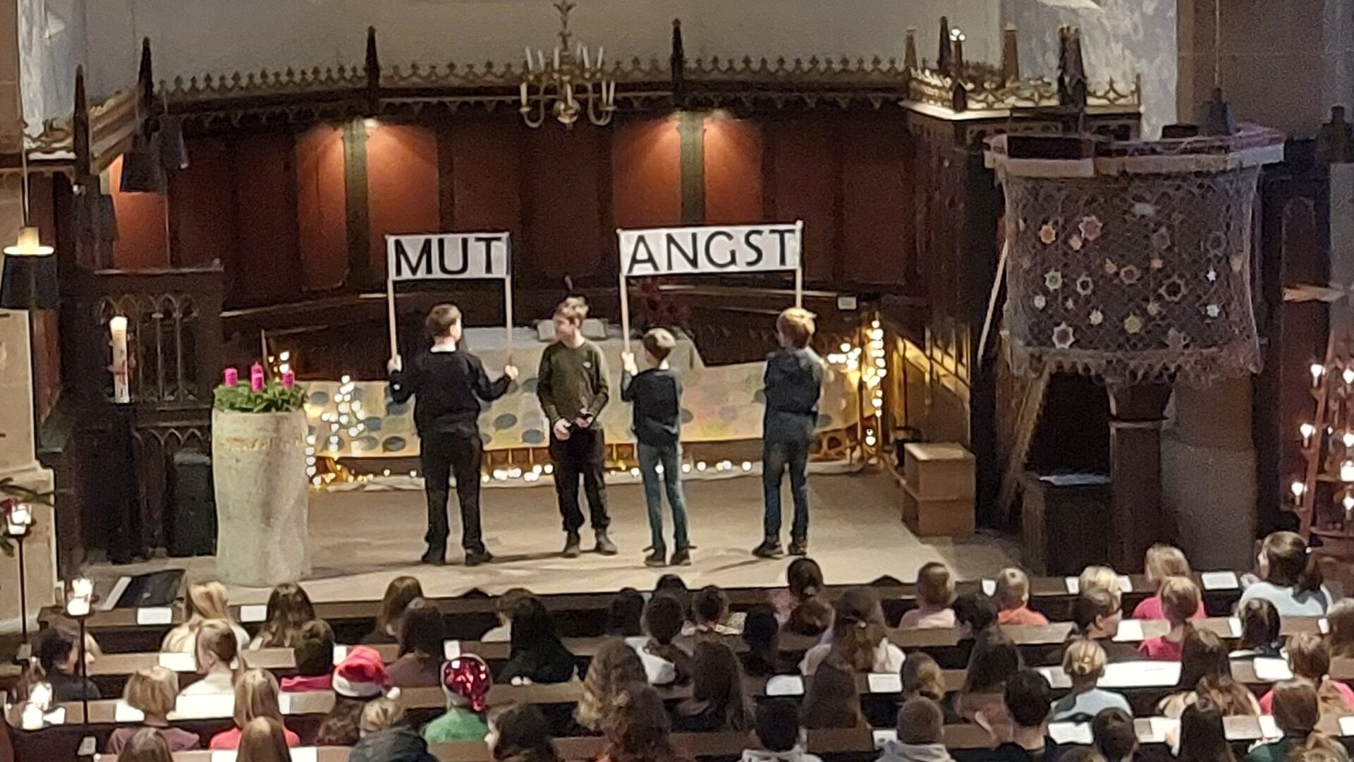 Angst und Mut standen im Mittelpunkt der diesjährigen Weihnachtsfeier der Heinz-Sielmann-Schule. Das Thema wurde emotional von den Sielmännern der DG-, Religions- und Philosophie-Kurse in Szene gesetzt. Fotos: Christian Landerbarthold