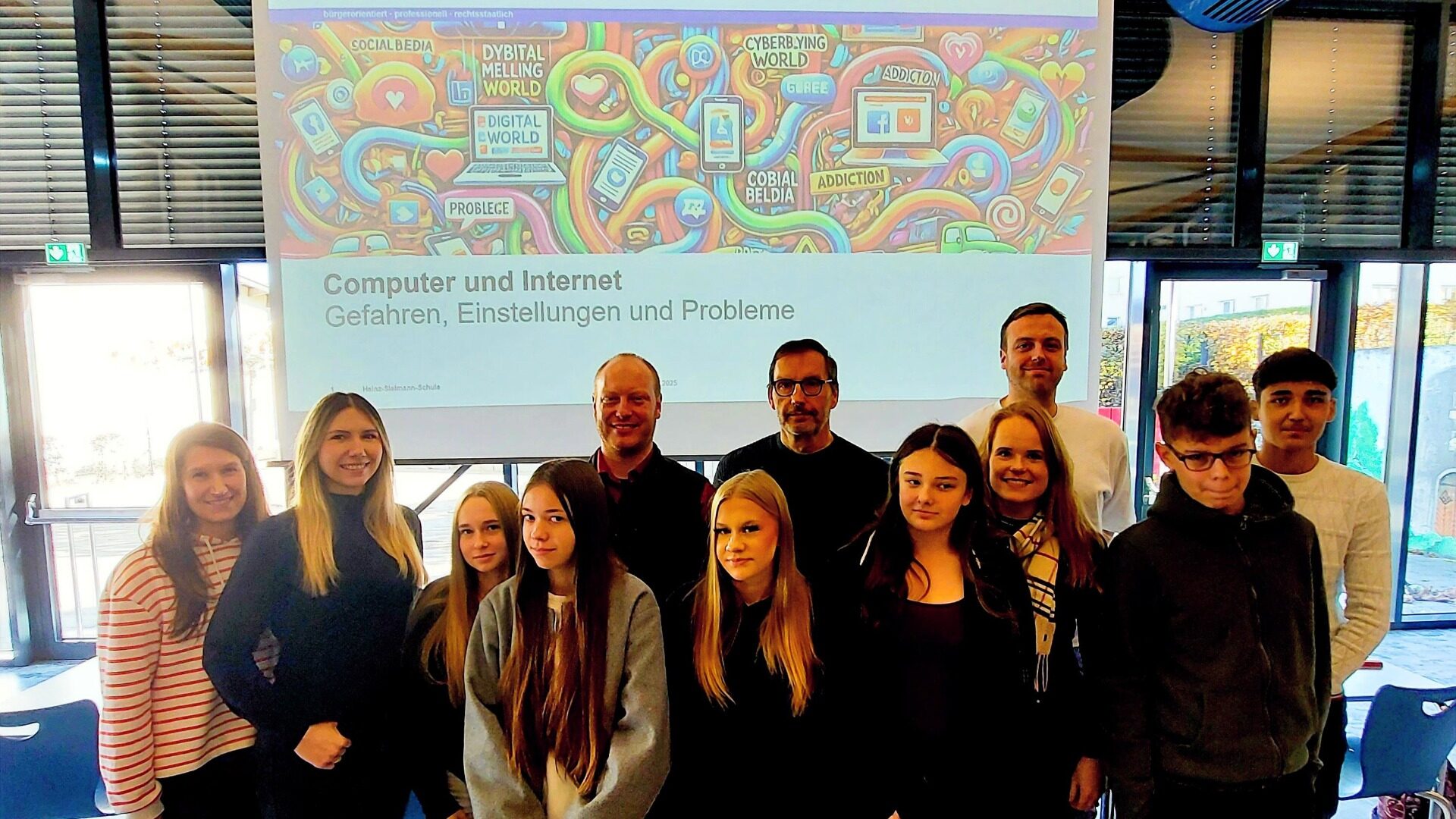 Gemeinsam für mehr Sicherheit im Netz – die Klassenlehrkräfte und Klassensprecherteams bedanken sich bei Arnd Begemann (6.v.r.) für den engagierten Vortrag am Cyber-Präventionstag der achten Jahrgangsstufe. Foto: Christian Landerbarthold
