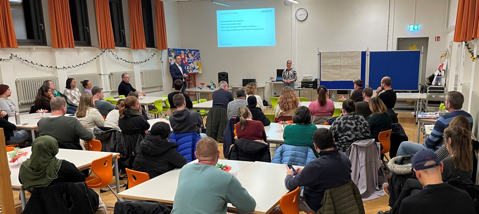 Reges Interesse an einem Elternabend der besonderen Art: Jugendamt und Kreispolizeibehörde informierten, sensibilisierten und diskutierten mit rund 50 Eltern über die ersten Schritte ihrer Kinder in der digitalen Welt. © Stadt Bad Salzuflen