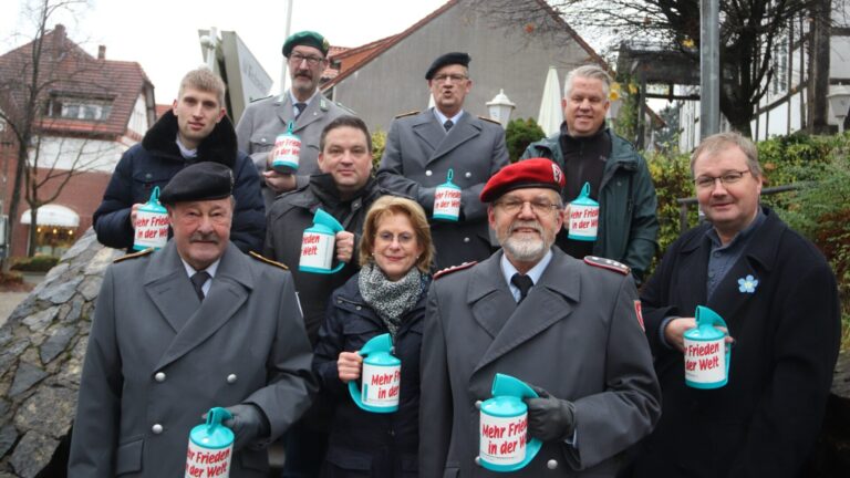 Mit der Sammeldose unterwegs waren (von links): Carl Beneke, Herwart Brockmann, Jörg Treuherz, Dennis Thon, Angelika Lindner, Rolf Tuletzki, Winfried Aukamp, Tobias Jaehn und Volker Neuhöfer. Foto: kd