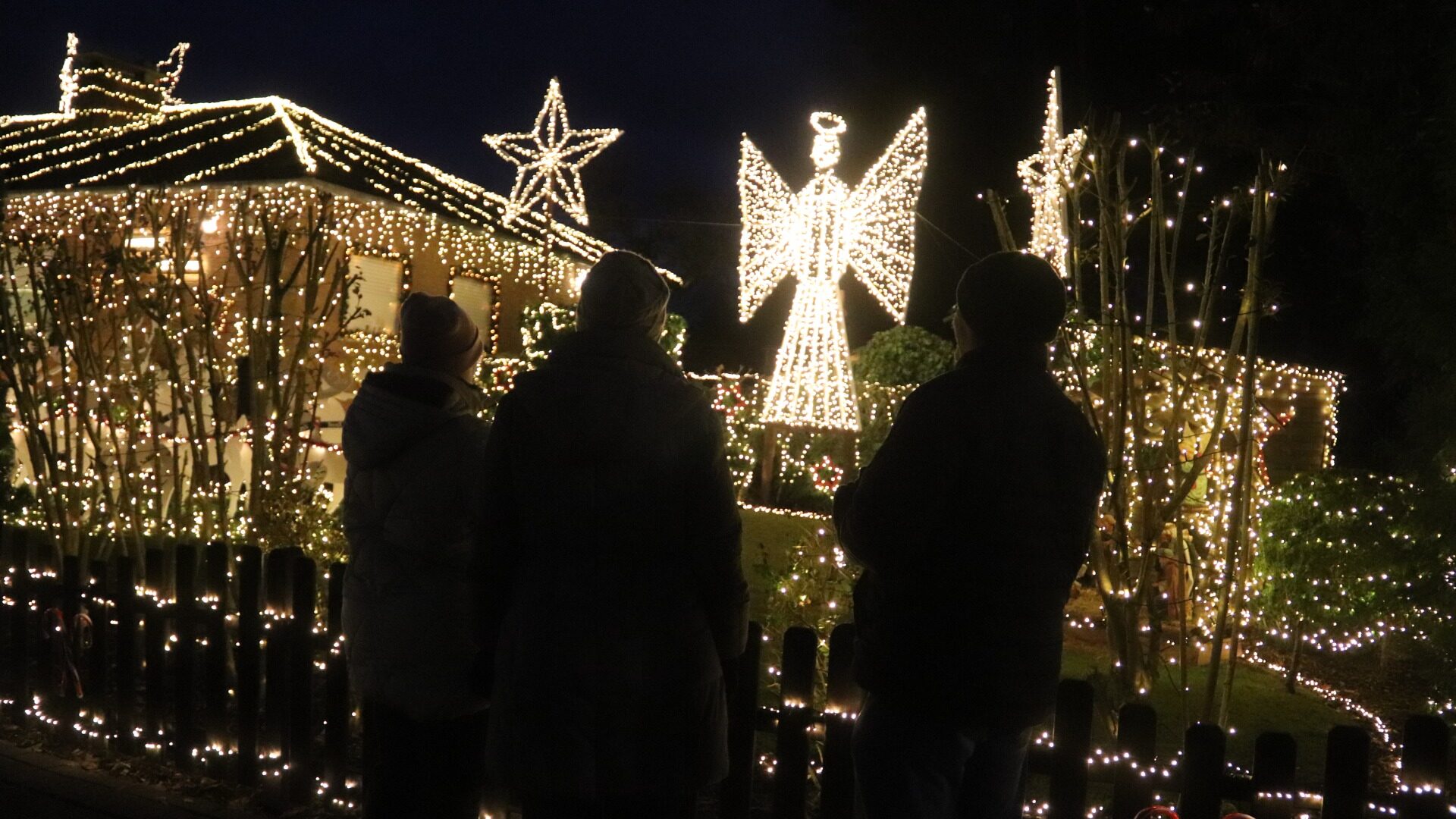 Das „Lichterhaus“ in Lipperreihe ist schon überregional bekannt geworden. Die beeindruckende Fülle der Lämpchen zieht jedes Jahr wieder zahlreiche Besucher an. Foto: kd