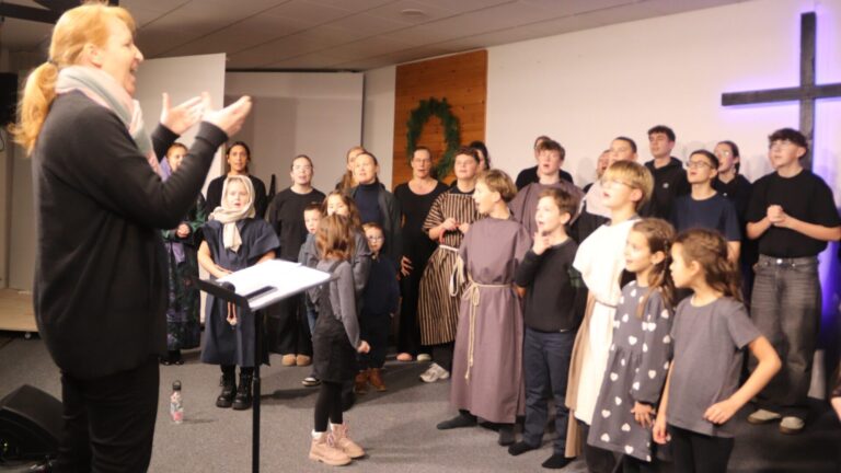 Unter der Leitung von Carola Santos ist auch der Chor am Musical beteiligt. Foto: kd