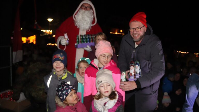 Der leibhaftige Nikolaus (Marco Strunk) und Bürgermeister Peter Heepmann übernahmen die angenehme Aufgabe, die süßen Geschenke zu verteilen. Fotos: kd