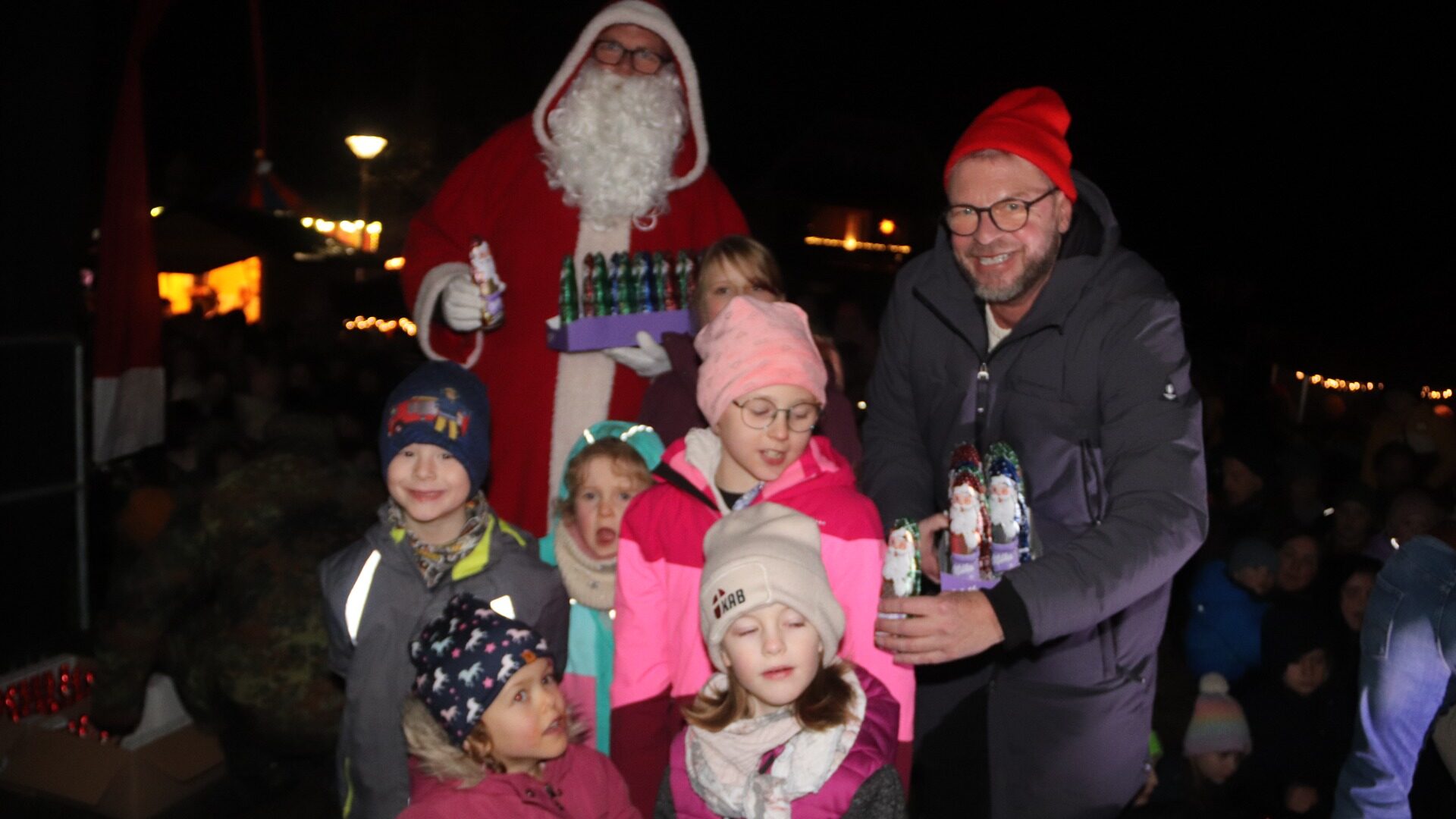 Der leibhaftige Nikolaus (Marco Strunk) und Bürgermeister Peter Heepmann übernahmen die angenehme Aufgabe, die süßen Geschenke zu verteilen. Fotos: kd