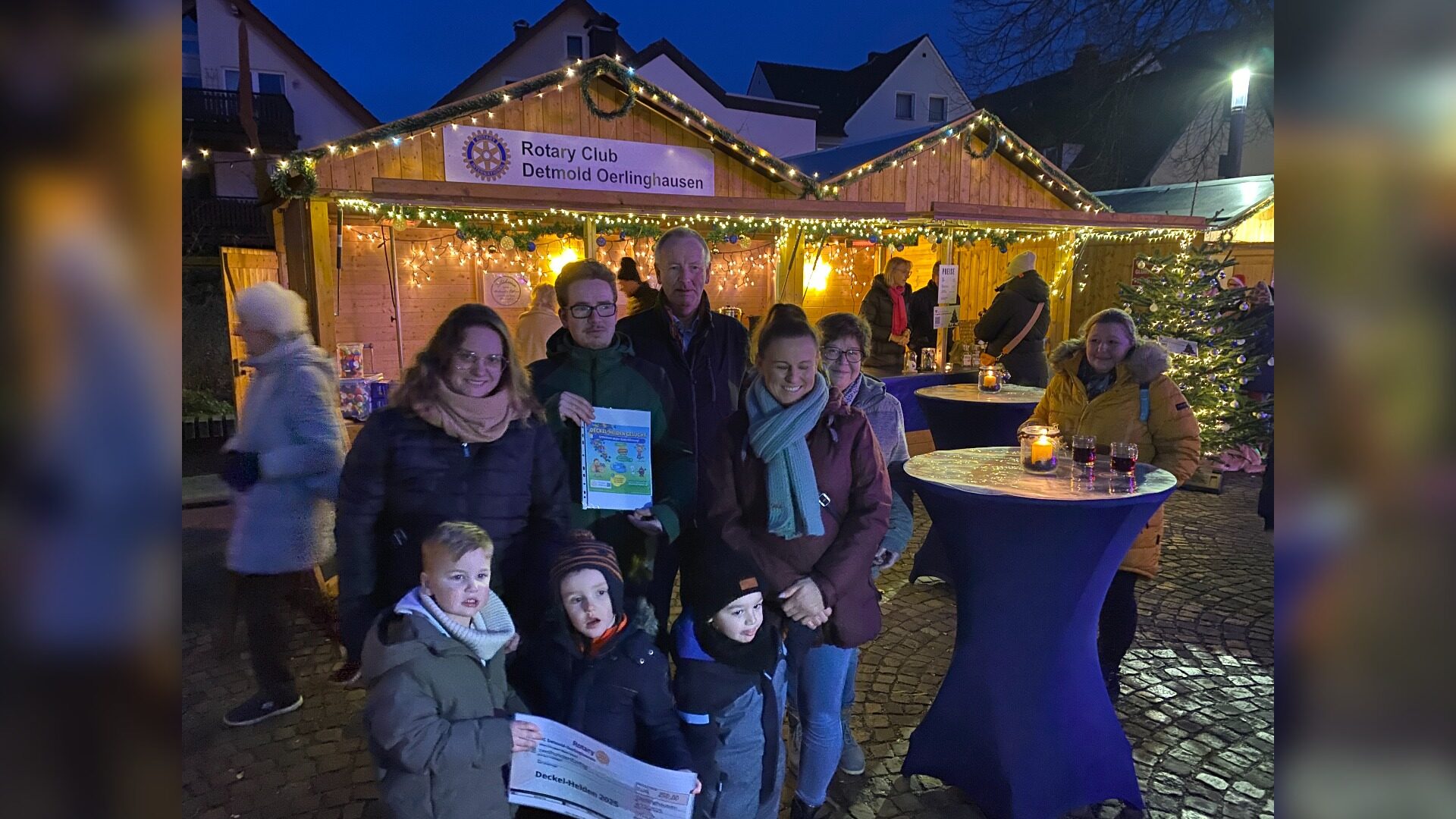 Die Siegerehrung und Übergabe der beiden Hauptpreise fand am Stand des Rotary Clubs auf dem Bergstadt-Advent in Oerlinghausen statt. Foto: Rotary Club Detmold-Oerlinghausen