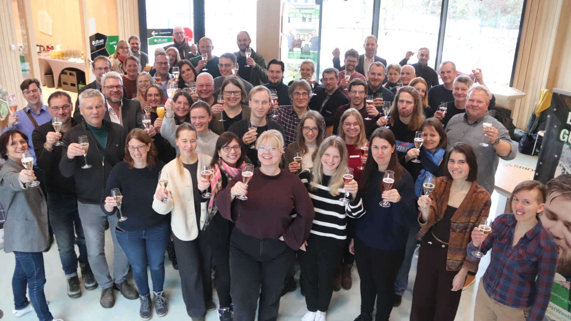 Auf ihr 30. Treffen waren die in Oerlinghausen versammelten Klimaschutzmanager durchaus stolz und stießen mit einem Glas Sekt auf das Jubiläum an. Foto: kd