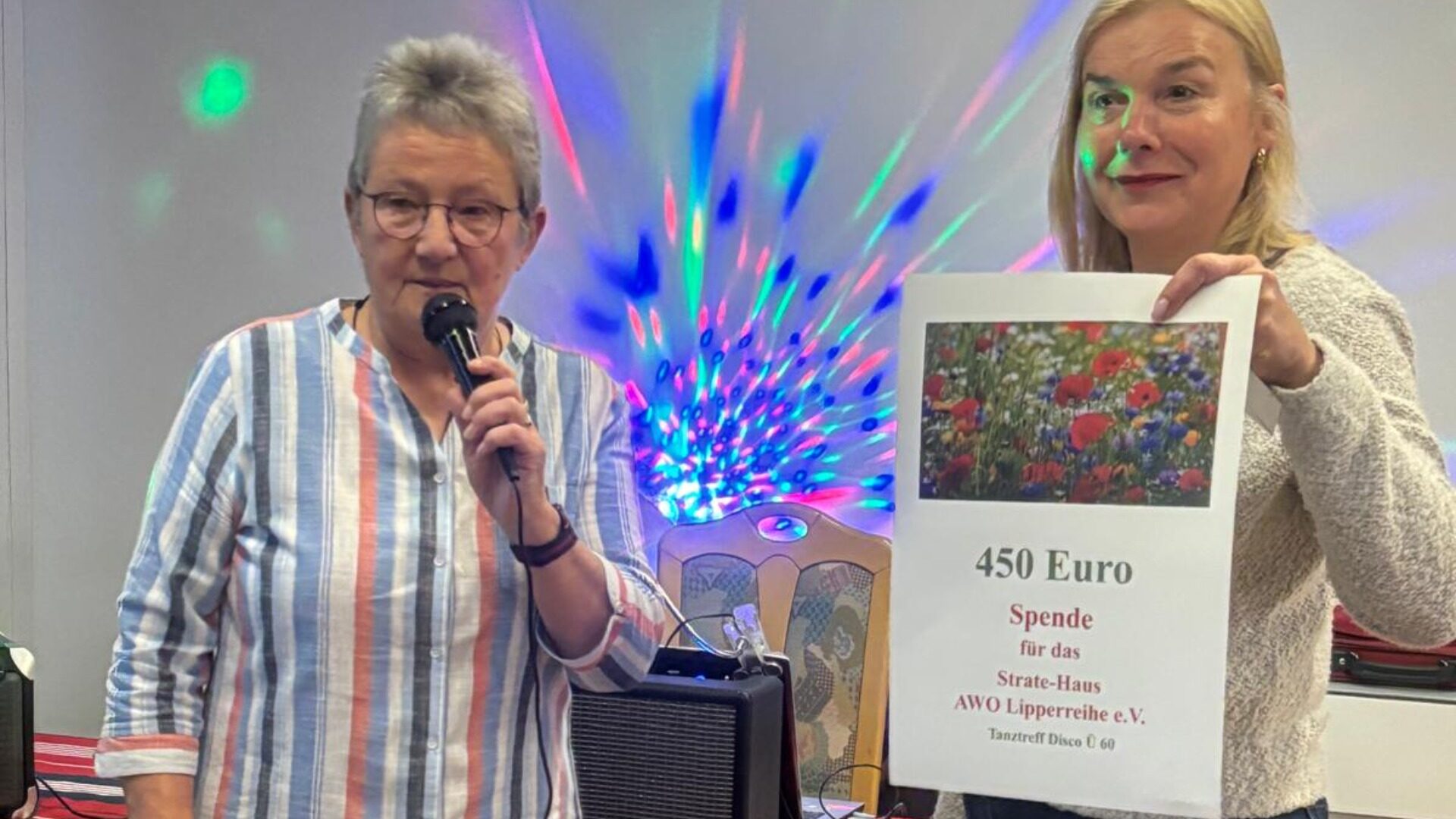 Die AWO Vorsitzende Angelika Wünnerke (rechts) nahm im Oktober 2025 mit großer Freude die Spende über 450 Euro von Initiatorin Barbara Hollwegs entgegen. Foto: Privat