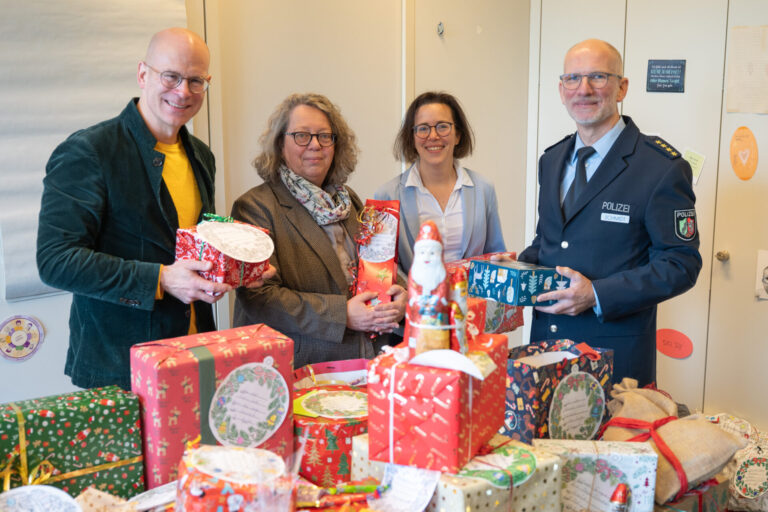 Organisieren die Wunschzettelaktion (v.l.): Sozialdezernent Ingo Nürnberger, Anke Berkemeyer, Leiterin des Geschäftsbereichs Erzieherische Hilfen im Jugendamt, Anke Weilert, stellvertretenden Direktorin des Amtsgerichtes Bielefeld und Mathias Schmidt, Leiter der Direktion Verkehr bei der Polizei Bielefeld. Foto: Polizei Bielefeld.