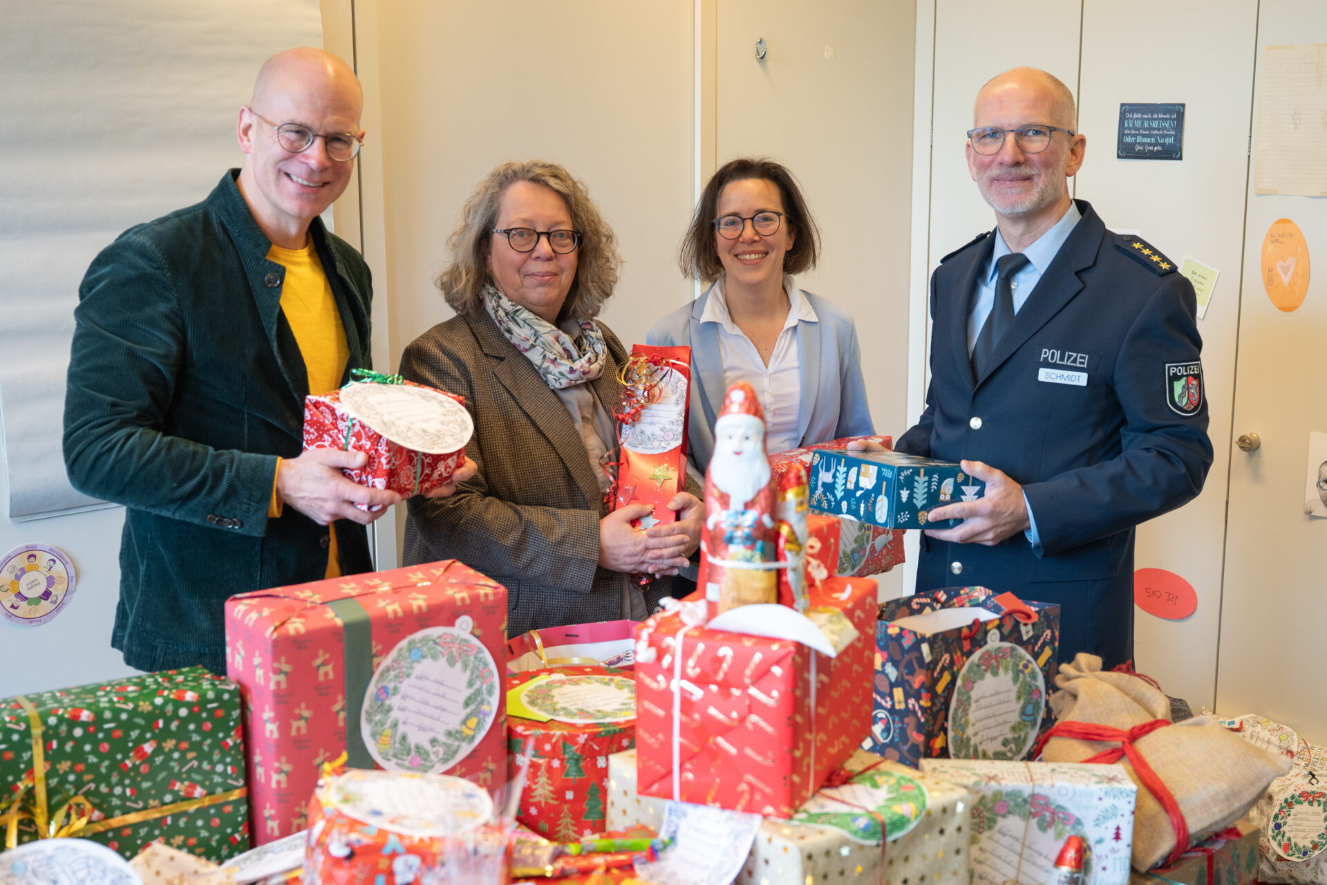 Organisieren die Wunschzettelaktion (v.l.): Sozialdezernent Ingo Nürnberger, Anke Berkemeyer, Leiterin des Geschäftsbereichs Erzieherische Hilfen im Jugendamt, Anke Weilert, stellvertretenden Direktorin des Amtsgerichtes Bielefeld und Mathias Schmidt, Leiter der Direktion Verkehr bei der Polizei Bielefeld. Foto: Polizei Bielefeld.