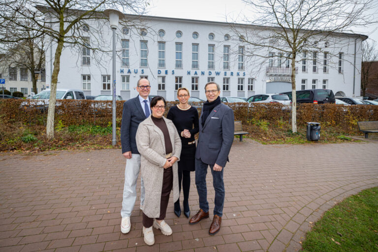 Planen die Zukunft des Hauses des Handwerks (v.l.): Alexander Kostka, Hauptgeschäftsführer der Kreishandwerkerschaft Gütersloh-Bielefeld, Baudezernentin Claudia Koch, Oberbürgermeisterin Dr. Christiana Bauer, Kreishandwerksmeister Frank Wulfmeyer. Bild: Kreishandwerkerschaft Gütersloh-Bielefeld.